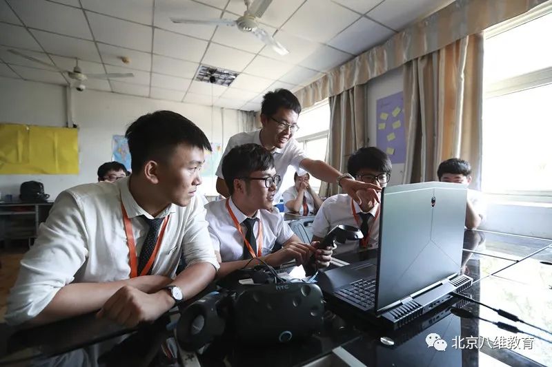 走進八維學院游戲開發(fā)培訓專業(yè)成為前沿技術型人才