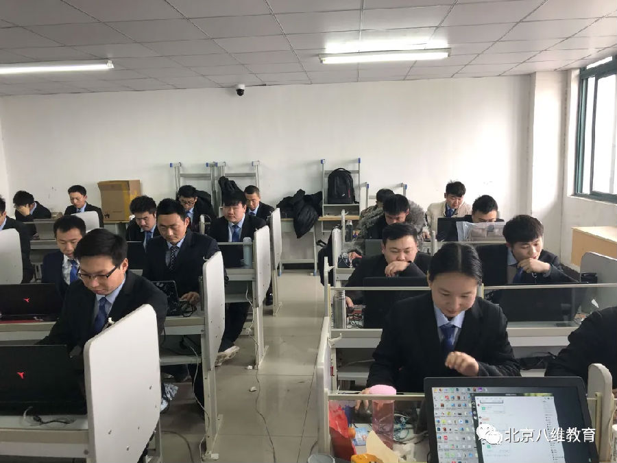 八維教育培訓學校護航八維學子高質量就業(yè)