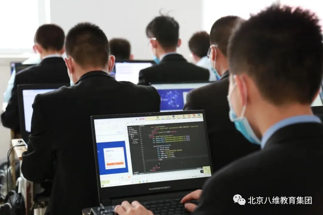 八維學院物聯(lián)網(wǎng)專業(yè)結合實踐技能培養(yǎng)提高學生實踐技能水平