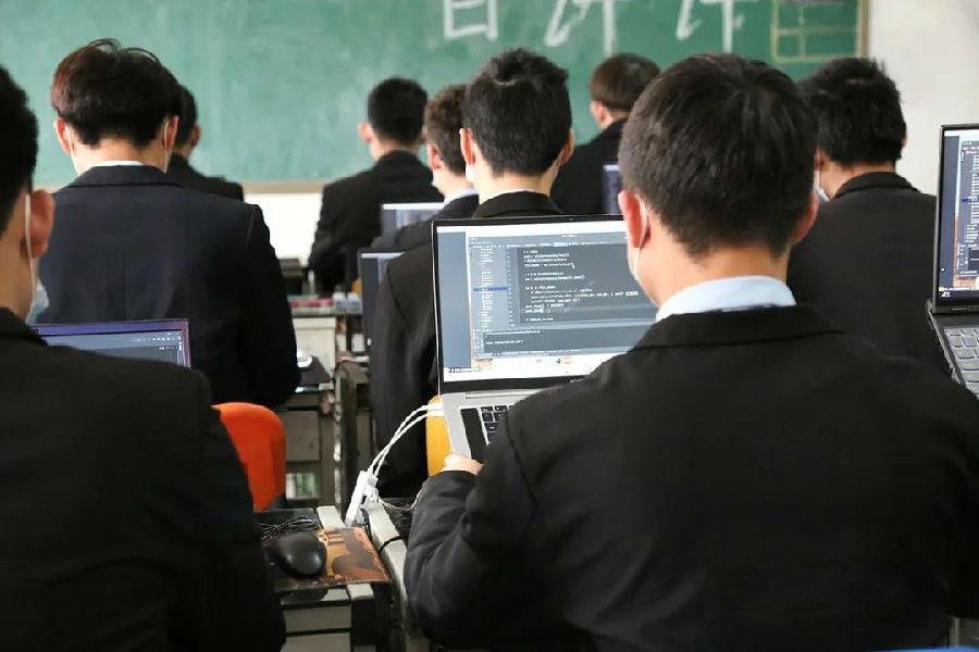 八維教育打造人工智能領(lǐng)域的人才基地開啟學(xué)生智慧學(xué)習(xí)的時(shí)代