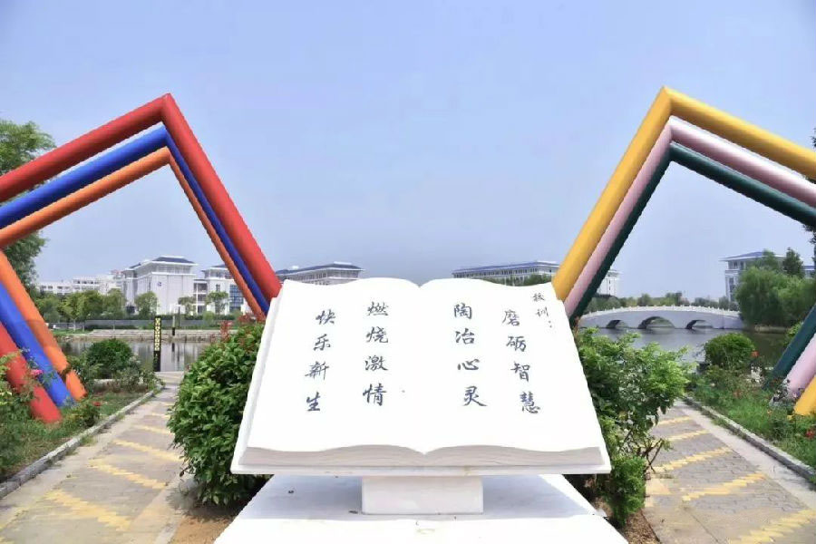 八維教育探索數(shù)字化時代技術(shù)新趨勢引領(lǐng)學子走向技術(shù)巔峰
