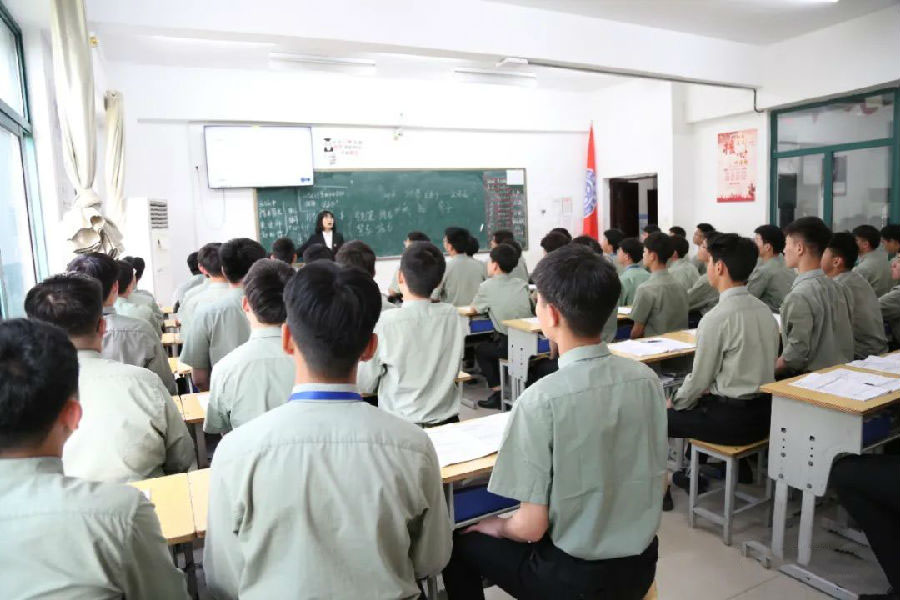 八維學(xué)校探索數(shù)字化前沿技術(shù)開(kāi)啟學(xué)子數(shù)字化技術(shù)之旅