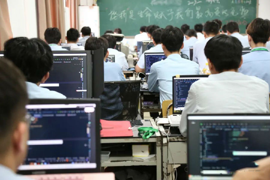 八維學校深度拓展人工智能就業(yè)領(lǐng)域中助力學生就業(yè)