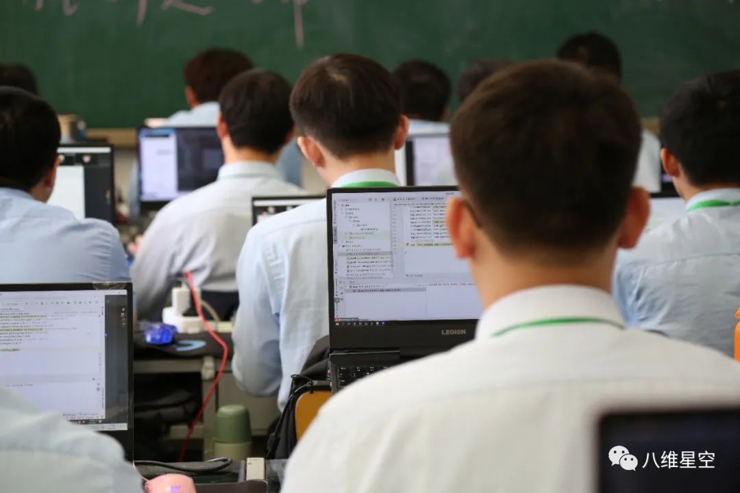 八維學(xué)校引領(lǐng)AI潮流打造未來人工智能精英的搖籃