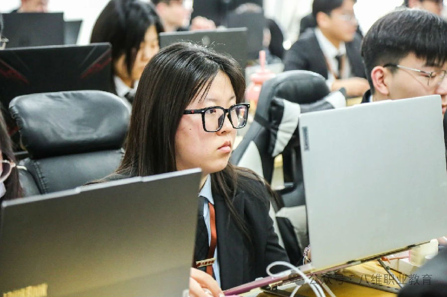 江蘇宿遷八維學校機器人時代已至創(chuàng)新引領未來教育