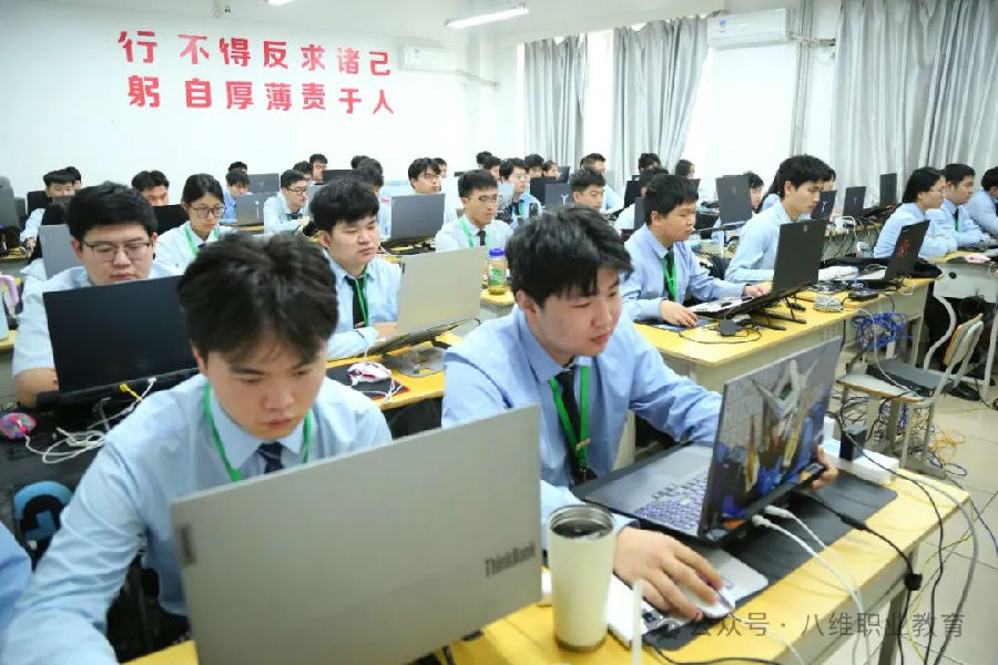 江蘇宿遷八維學校機器人時代已至創(chuàng)新引領未來教育