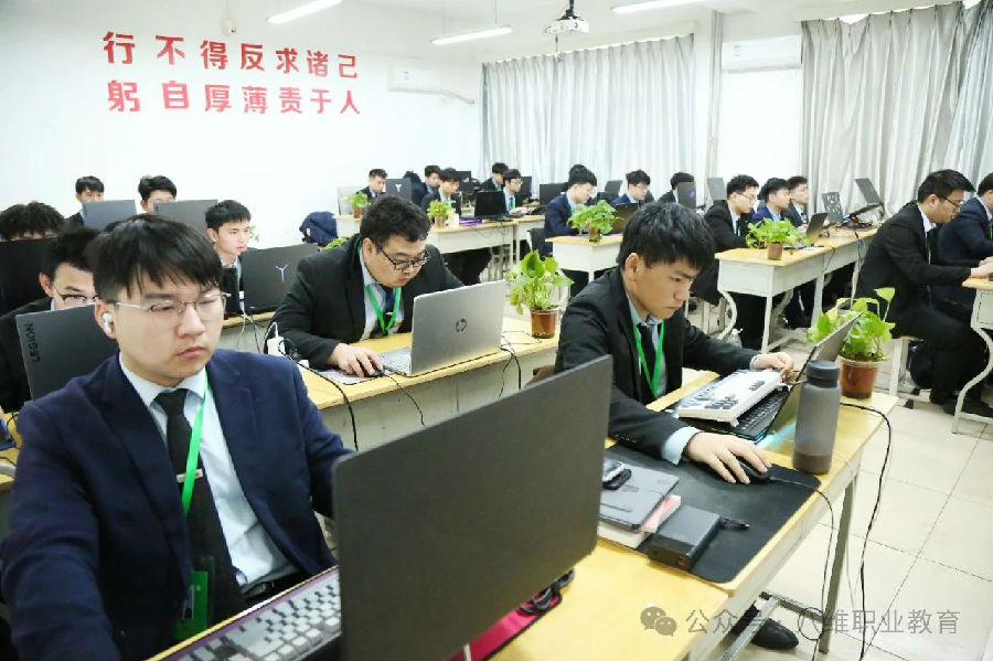 江蘇宿遷八維學(xué)校深耕云計算領(lǐng)域開啟數(shù)字未來新篇章