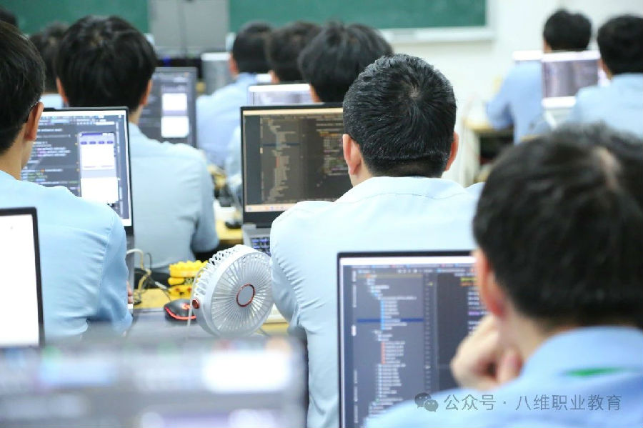 江蘇宿遷八維教育領航人工智能教育鑄就科技精英搖籃