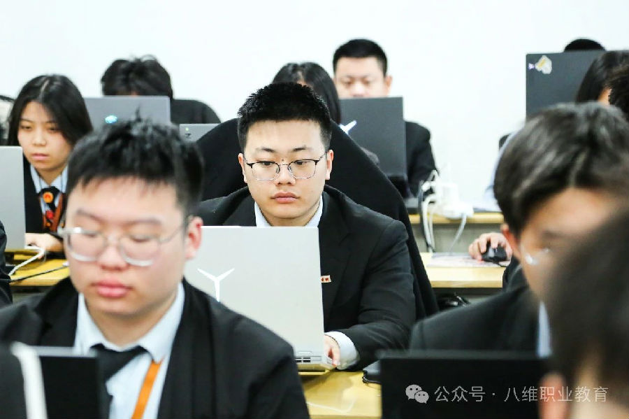 八維職業(yè)學校解鎖數(shù)字技術未來鑄就數(shù)字技術精英