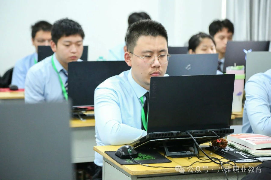 八維職業(yè)學(xué)校引領(lǐng)科技潮流新風(fēng)尚賦能數(shù)字人才培養(yǎng)新時(shí)代
