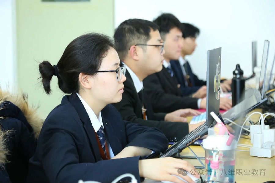 八維職業(yè)學(xué)校打造頂尖數(shù)字人才引領(lǐng)未來(lái)科技潮流