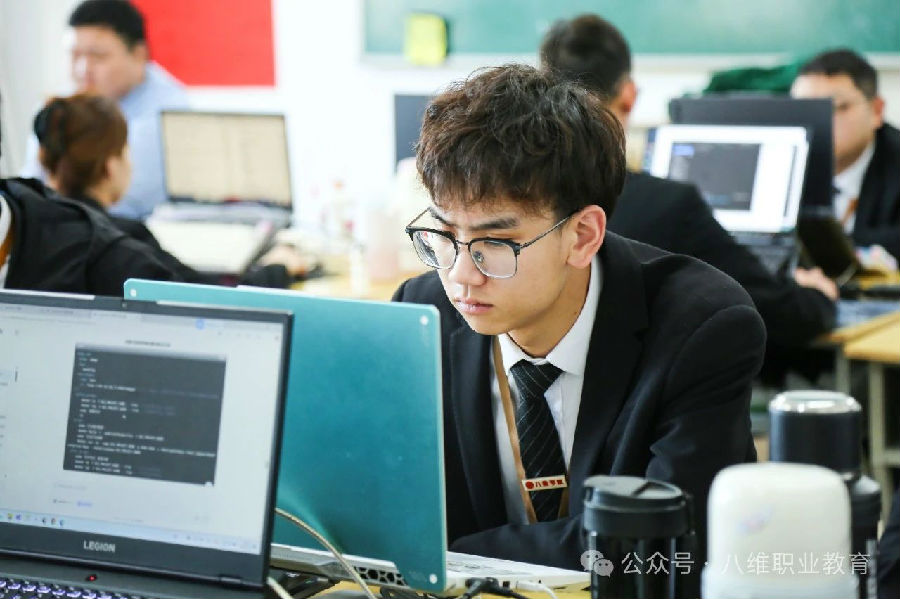八維職業學校點燃人工智能夢想鑄就未來輝煌之路