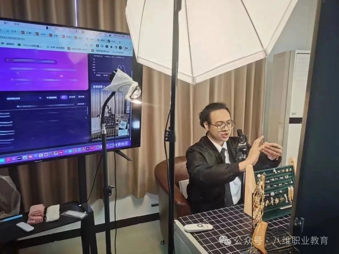 八維教育三大前沿專業助力文科學子們優質就業