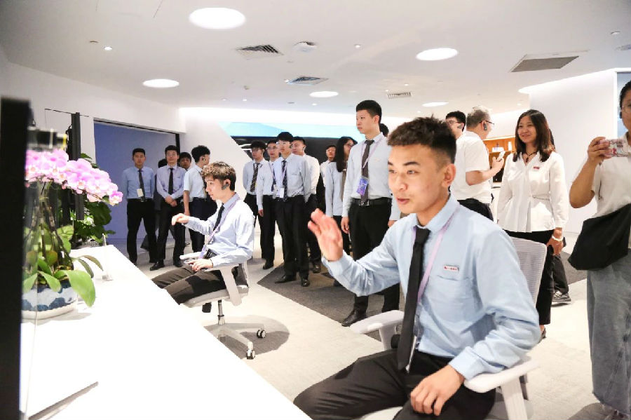 八維職業(yè)學校解鎖AI未來之門揚帆起航智慧教育新篇章