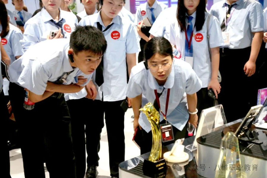 八維職業學校開啟智慧職業新時代的華麗篇章點亮職業前行的新征程