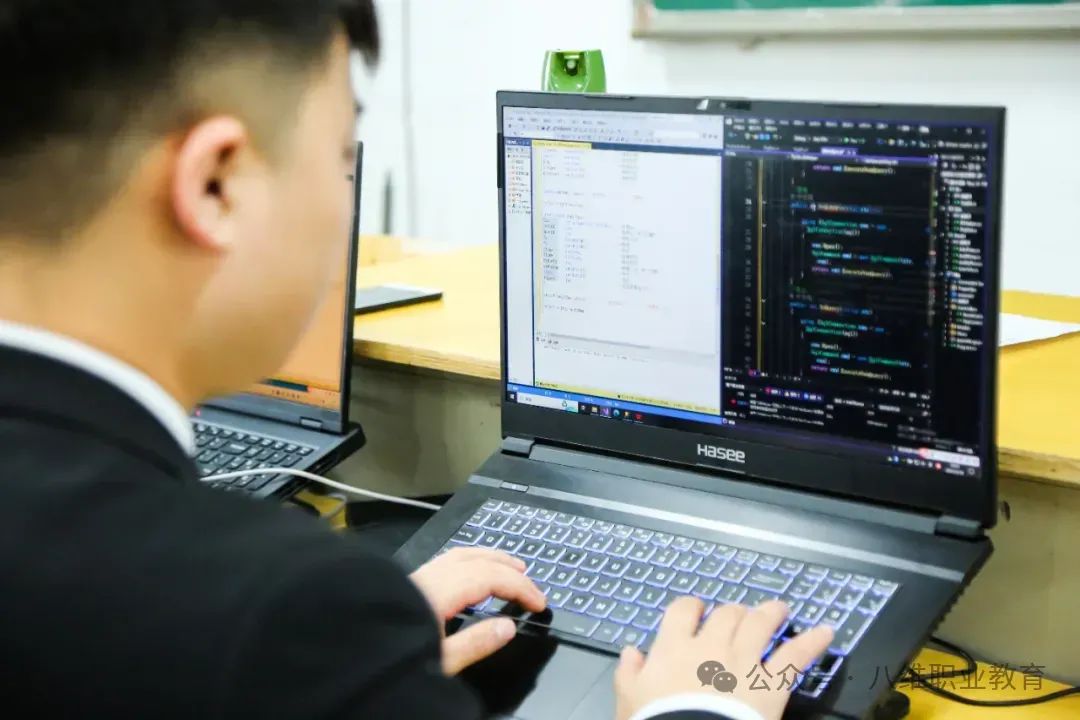 八維職業學校勇立數據時代潮頭的先鋒者開啟數據經濟浪潮下職場就業新篇章
