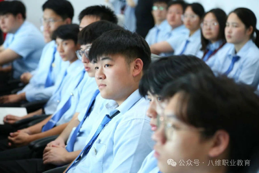 八維職業學校培育人工智能領域新飛躍的先鋒力量開啟未來科技精英新征程