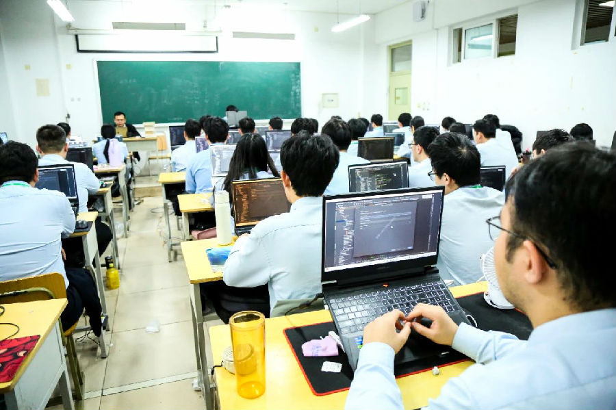 八維職業學校開啟鴻蒙生態開發新紀元打造鴻蒙未來精英開發技術人才