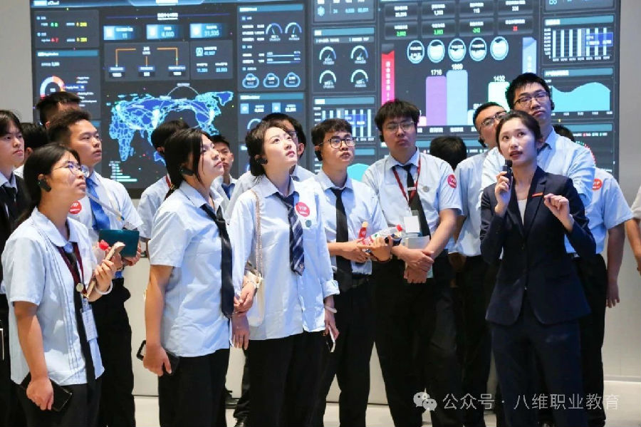 八維職業(yè)學(xué)校引領(lǐng)未來科技新風(fēng)尚開啟人工智能職夢(mèng)新征程