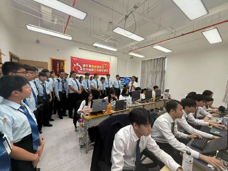 八維職業(yè)學(xué)校引領(lǐng)未來科技新風(fēng)尚開啟人工智能職夢(mèng)新征程
