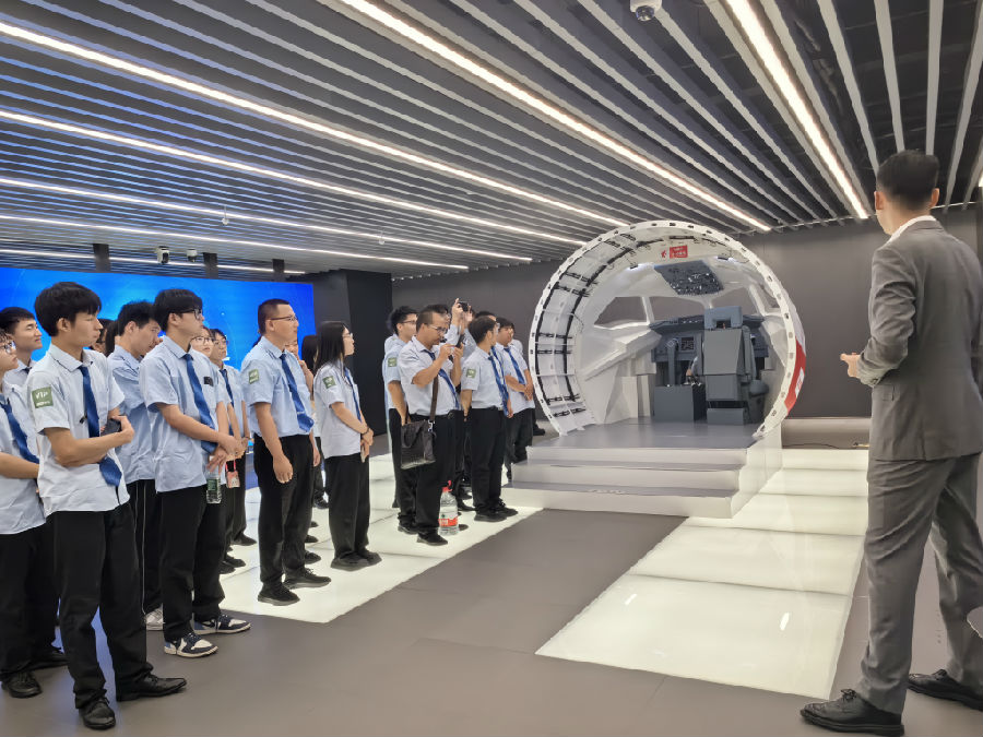 八維職業(yè)學(xué)校引領(lǐng)未來科技新風(fēng)尚開啟人工智能職夢(mèng)新征程
