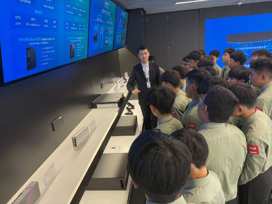 八維職業(yè)學(xué)校編織未來科技?jí)艋镁W(wǎng)開啟鴻蒙系統(tǒng)開發(fā)精英之旅