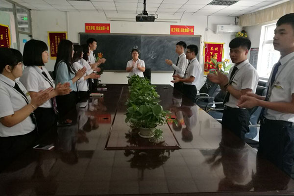 八維職業(yè)學校網(wǎng)絡工程專業(yè)學子學習生活風采