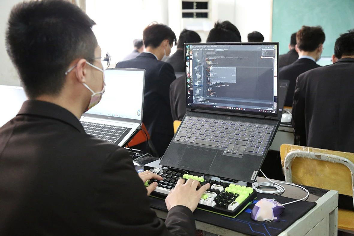 八維職業(yè)學校網絡工程專業(yè)學子學習生活風采