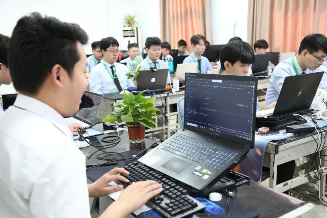 八維職業(yè)學校網絡工程專業(yè)學子學習生活風采
