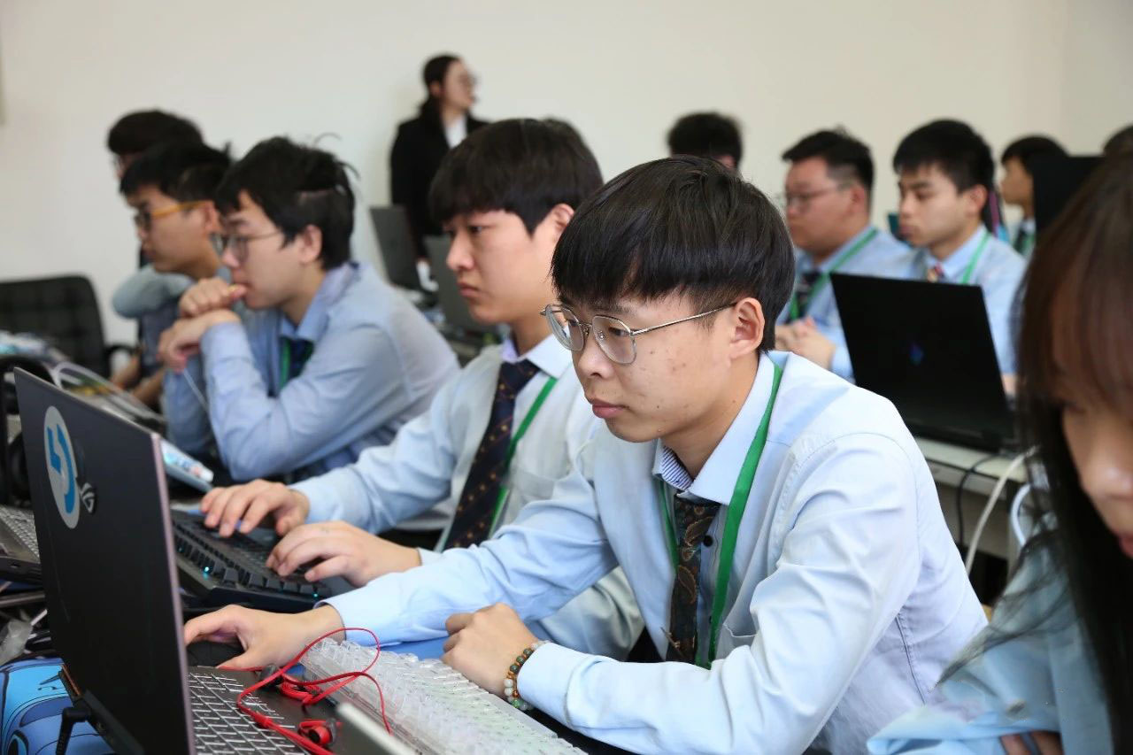 八維職業(yè)學校網絡工程專業(yè)學子學習生活風采