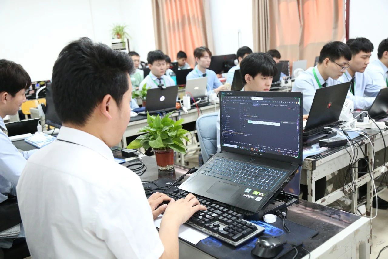 八維職業(yè)學校網絡工程專業(yè)學子學習生活風采
