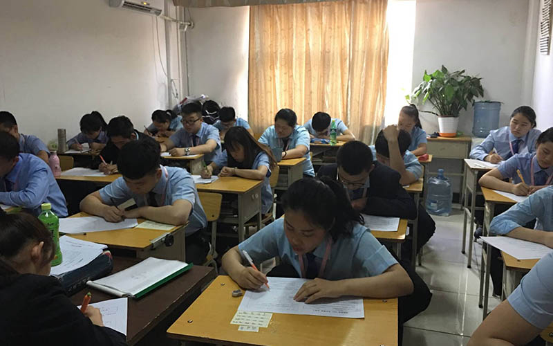 女生參加數(shù)據(jù)分析培訓(xùn)后就業(yè)前景常見(jiàn)的相關(guān)問(wèn)題
