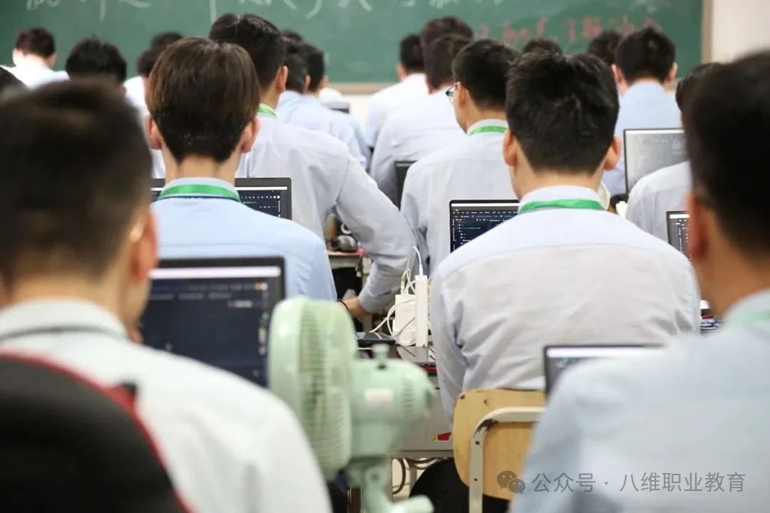 八維職業學校帶你了解java開發工程師適合女生嗎？