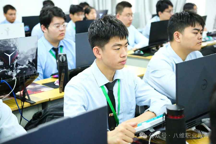 八維職業(yè)學(xué)校：DeepSeek，深潛智慧藍(lán)海，引領(lǐng)未來教育風(fēng)潮！