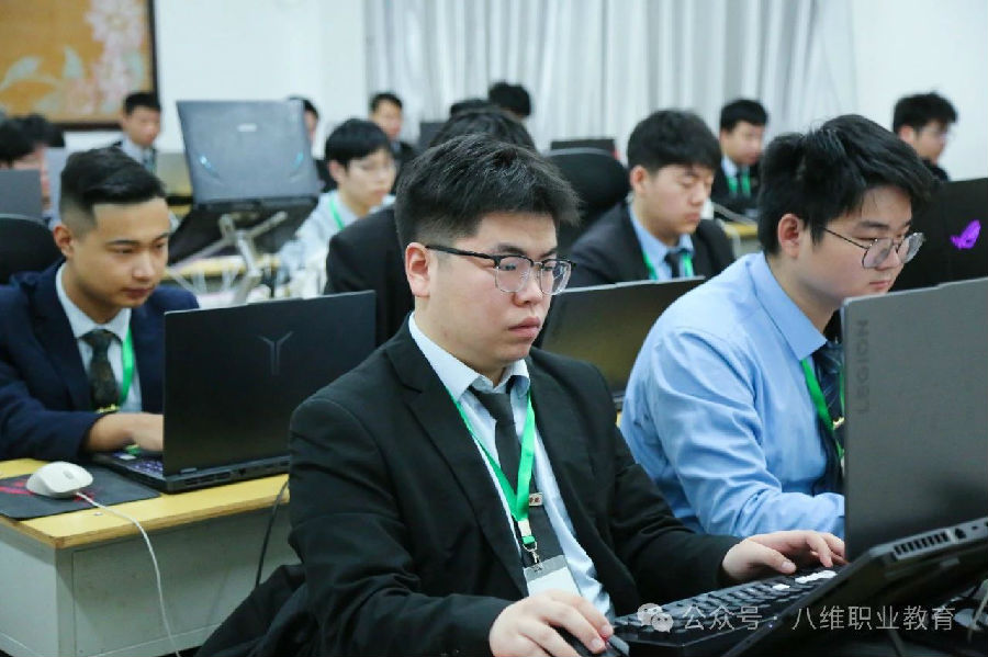 八維職業(yè)學(xué)校：云計算的巔峰之旅，開啟數(shù)字新世界！