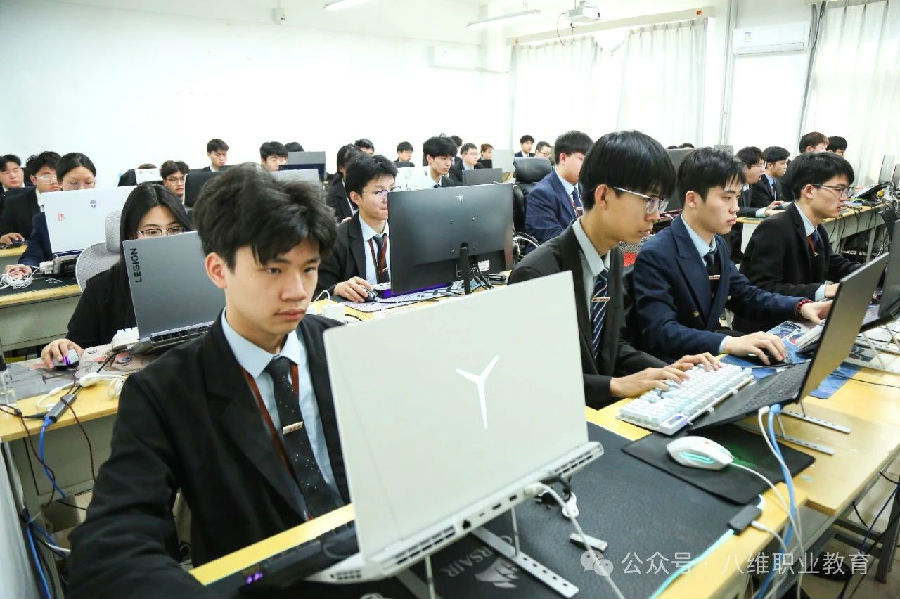 江蘇宿遷八維學校：機器人時代已至，創新引領未來教育！