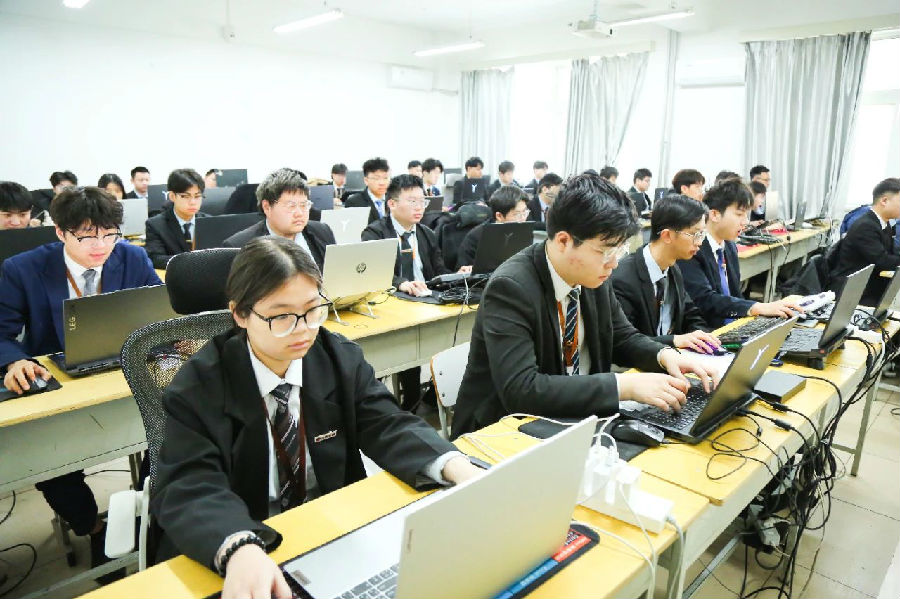 八維職業(yè)學(xué)校：點(diǎn)燃人工智能夢想，鑄就未來輝煌之路！
