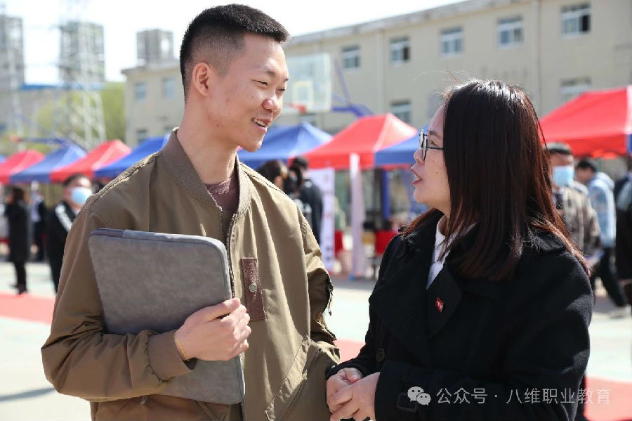 八維職業(yè)學(xué)校：就業(yè)征途上的最佳拍檔，攜手共創(chuàng)輝煌未來！