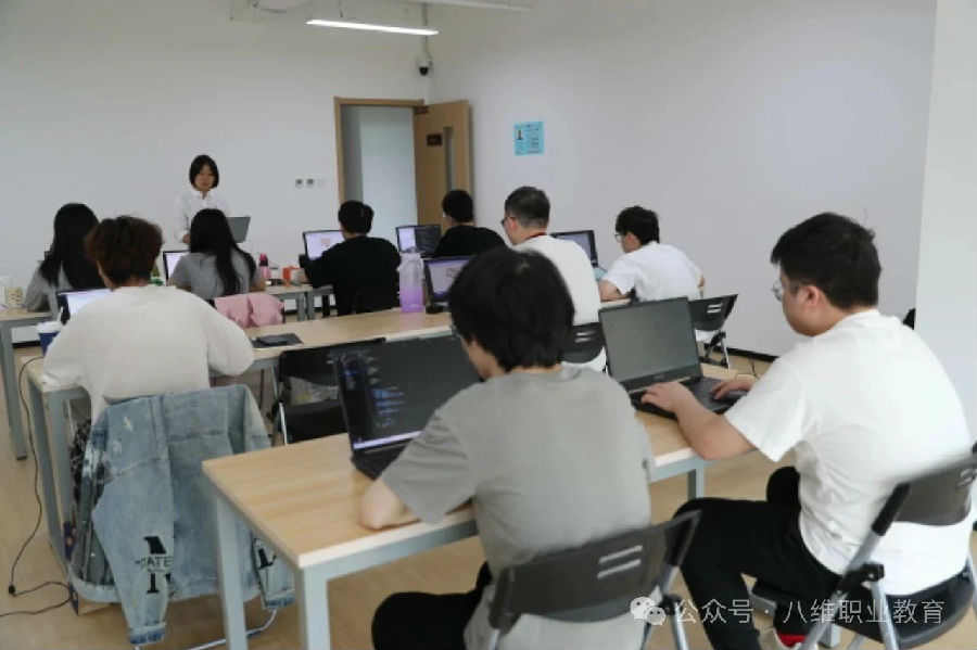 八維職業(yè)學(xué)校：AI教育的先鋒，塑造未來科技巨擘的搖籃！